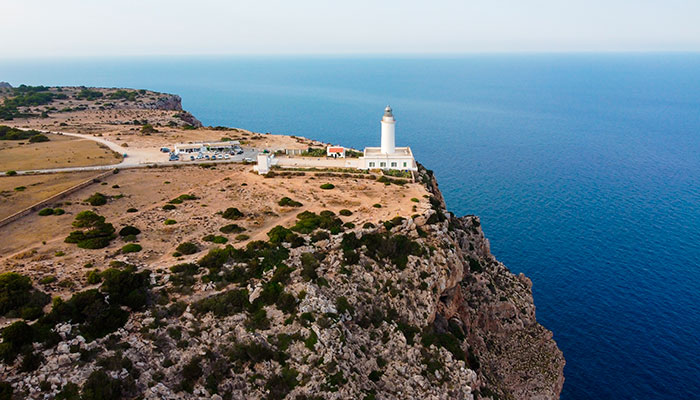 Acantilado del faro de la Mola