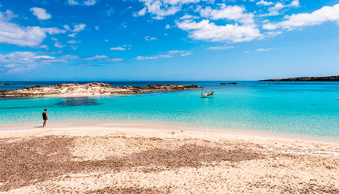 Agua cristalina de la playa de Es Pujols