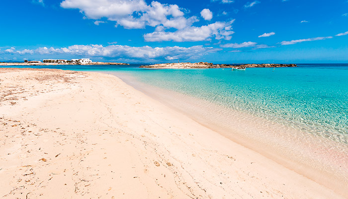 Arena dorada de la playa de Es Pujols