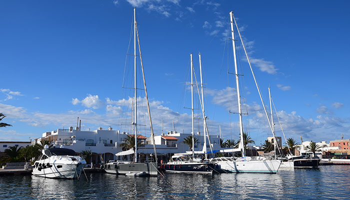 Vista de varios barcos amarrados en el Puerto de la Savina