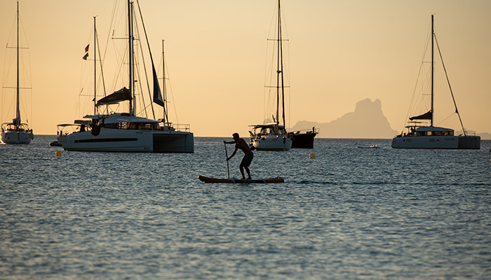 Chico practicando deportes acuáticos en La Cala Saona