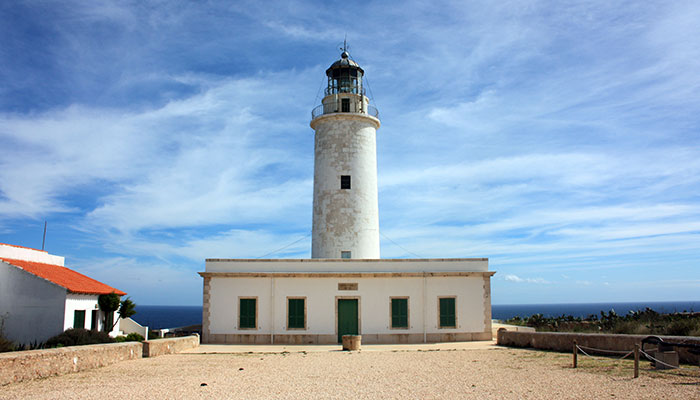 Vista Frontal del Faro de la Mola