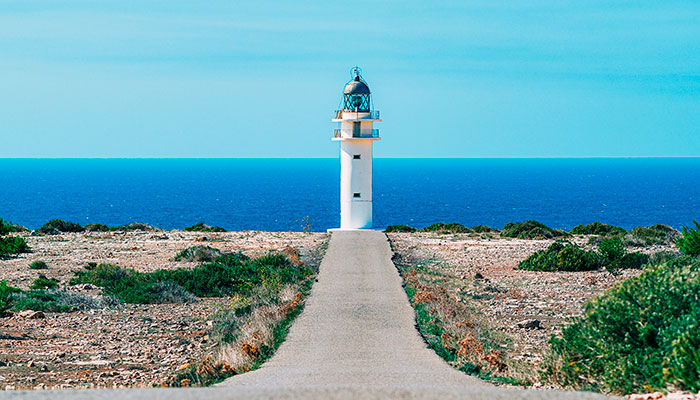 Vistas del Faro Cap de Babaria con el mar de fondo