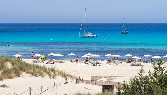 Vistas del mar desde la arena de la Cala Saona