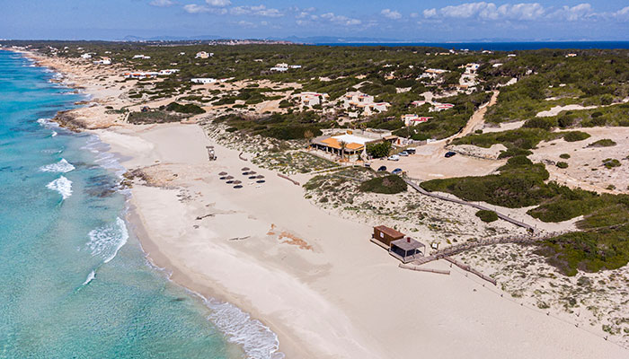 Impresionantes vistas de la playa Migjorn en Formentera