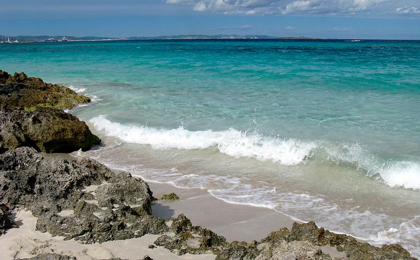 Playa Sa Roqueta en Formentera para tus vacaciones