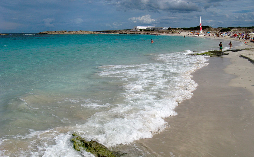 Vista de las olas de la playa de Sa Roqueta