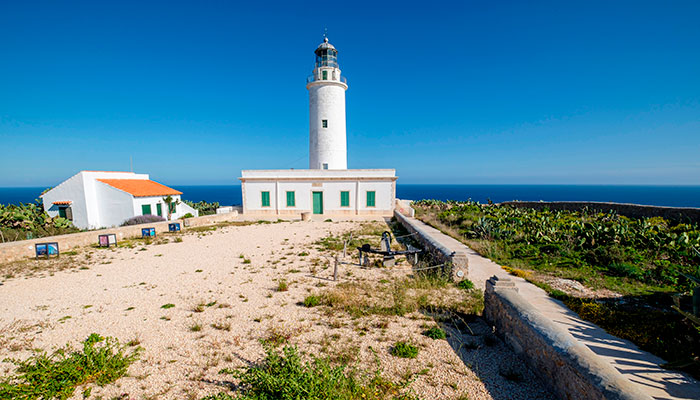 Faro de la Mola desde el camino de tierra